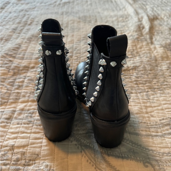Steve Madden boots; black with studs size 7 - Picture 3 of 6